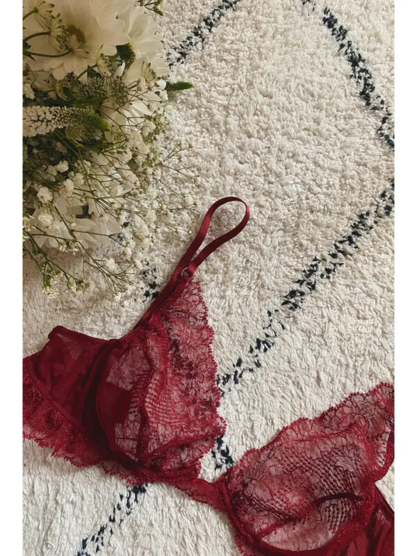 soutien-gorge triangle rouge dentelle